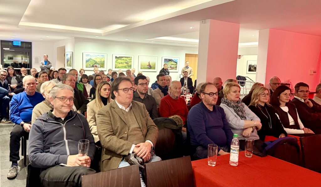 Aufmerksames Publikum in der bis auf den letzten Platz gefüllten Bar Rosso im Bosco